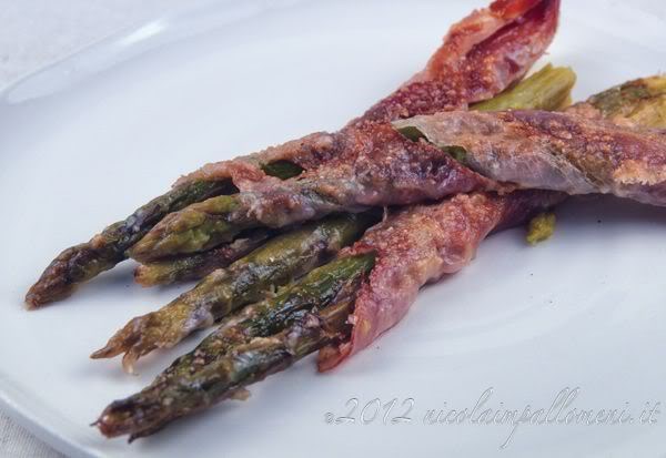 Asparagi verdi gratinati con pancetta dolce affumicata